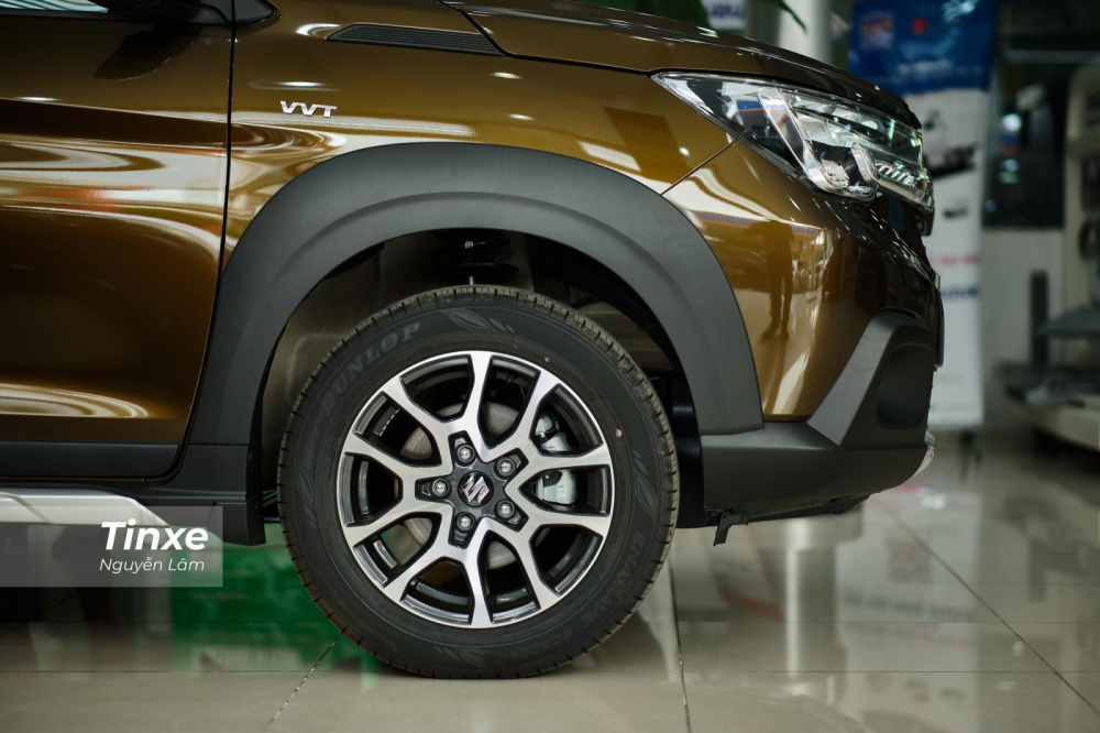 Với mâm hợp kim 16 inch, khoảng sáng gầm của Suzuki XL7 2020 đạt 200 mm, cao hơn Suzuki Ertiga nhưng vẫn kém một chút so với đối thủ Mitsubishi Xpander Cross (225 mm)