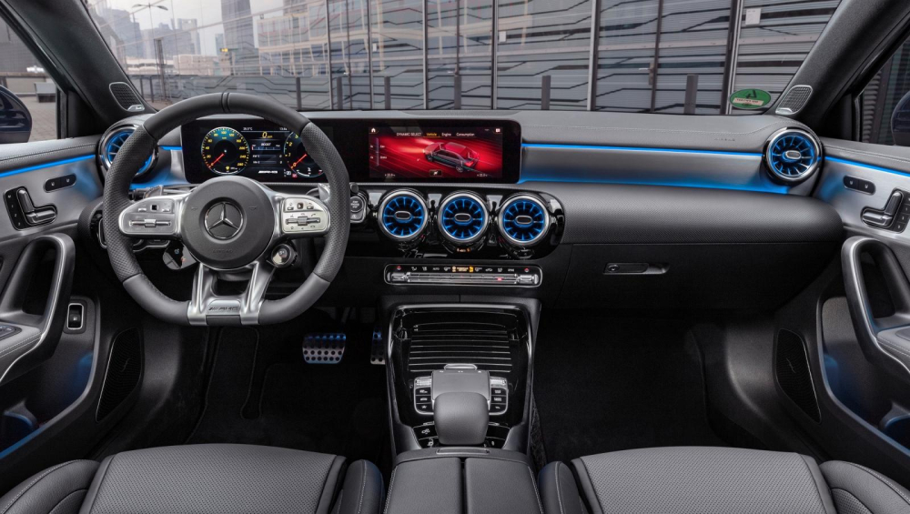 Tổng thể nội thất của Mercedes-AMG A 35 4Matic sedan 2020