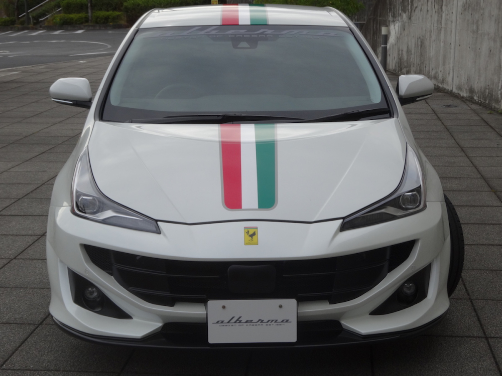 Trên đầu và sườn xe có logo nhái logo của Ferrari Trên đầu và sườn xe có logo nhái logo của Ferrari