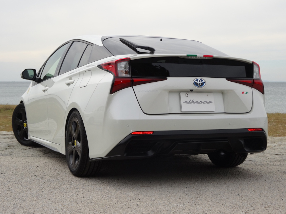 Logo Toyota vẫn xuất hiện phía sau xe Logo Toyota vẫn xuất hiện phía sau xe