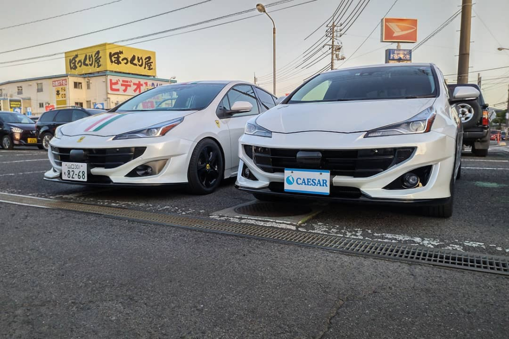 2 chiếc Ferrari FF giả cầy với màu sơn trắng trơn hoặc đi kèm sọc 3 màu 2 chiếc Ferrari FF giả cầy với màu sơn trắng trơn hoặc đi kèm sọc 3 màu