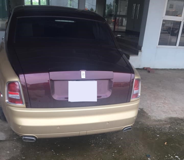 Nửa th&acirc;n tr&ecirc;n của xe sơn m&agrave;u đỏ mận, c&ograve;n nửa th&acirc;n dưới l&agrave; m&agrave;u v&agrave;ng c&aacute;t