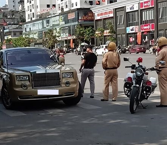 Chiếc xe si&ecirc;u sang n&agrave;y được t&agrave;i xế đỗ đ&egrave; l&ecirc;n vạch d&agrave;nh cho người đi bộ qua đường