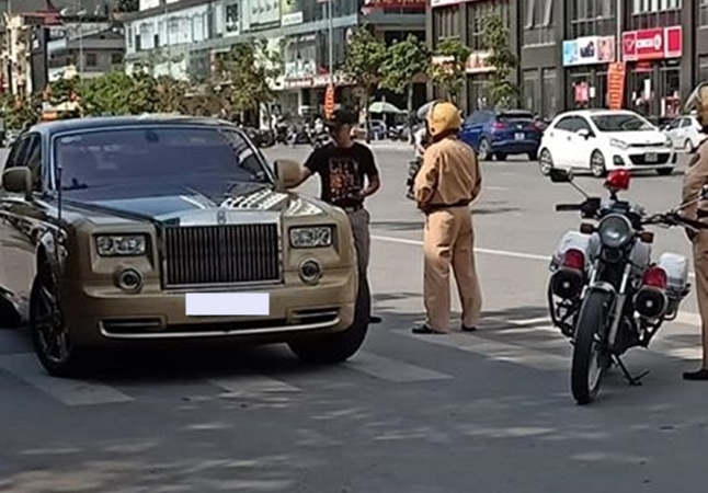 Cảnh s&aacute;t giao th&ocirc;ng đang xử l&yacute; trường hợp một t&agrave;i xế điều khiển chiếc xe si&ecirc;u sang Rolls-Royce Phantom vi phạm luật giao th&ocirc;ng 