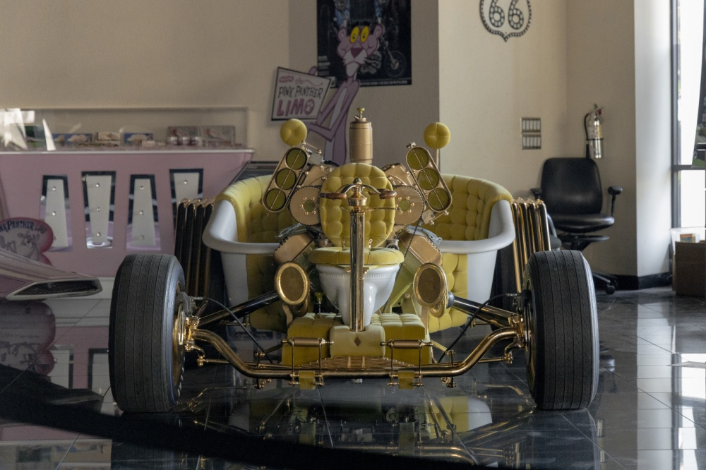 Chiếc xe mang phong cách độ hot rod với khối động cơ lộ thiên ở giữa xe