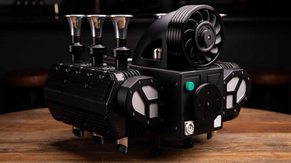 Espresso Veloce RS Black Edition l&agrave; một m&aacute;y pha c&agrave; ph&ecirc; c&oacute; d&aacute;ng vẻ động cơ Porsche