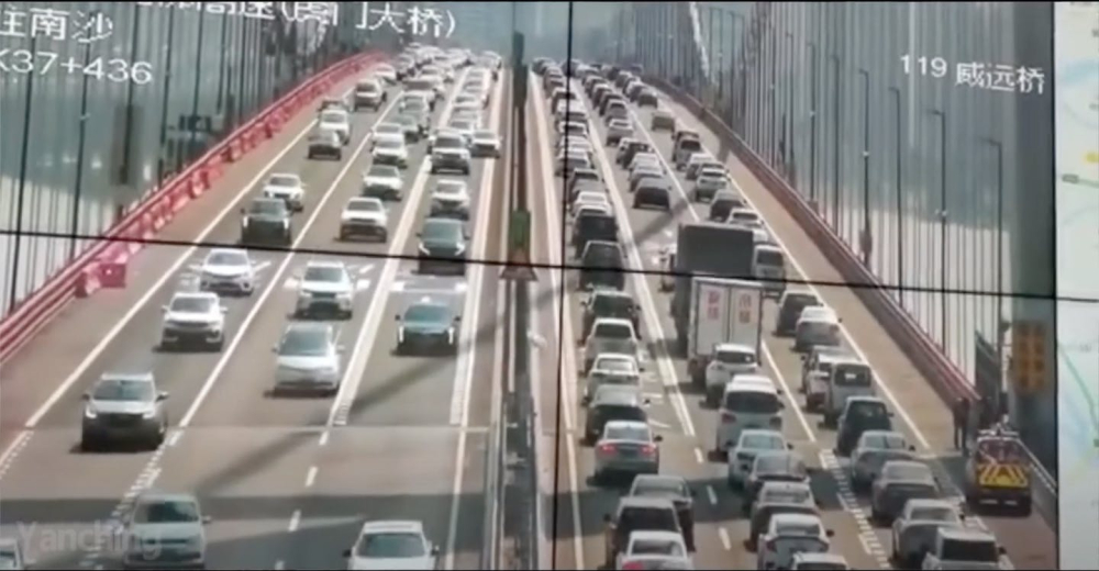 Cả trăm chiếc &ocirc; t&ocirc; nối đu&ocirc;i nhau tr&ecirc;n cầu Humen khi sự việc xảy ra