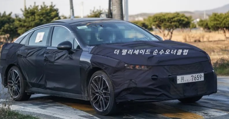 Kia K5 GT 2021 chạy tr&ecirc;n đường thử