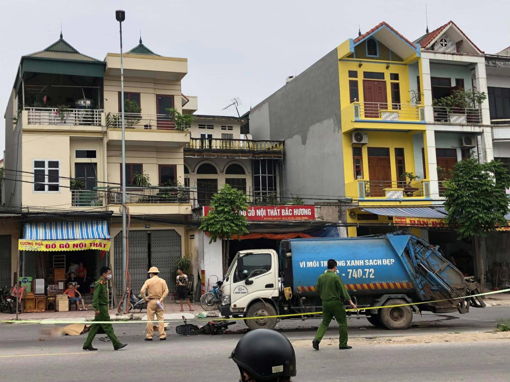 Lực lượng chức năng c&oacute; mặt tại hiện trường vụ tai nạn