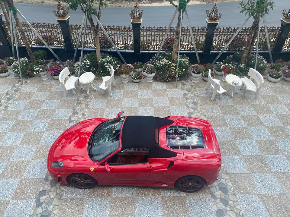 Hiện chiếc si&ecirc;u xe mui trần Ferrari F430 Spider n&agrave;y đ&atilde; c&oacute; mặt tại th&agrave;nh phố ng&agrave;n hoa của tỉnh L&acirc;m Đồng