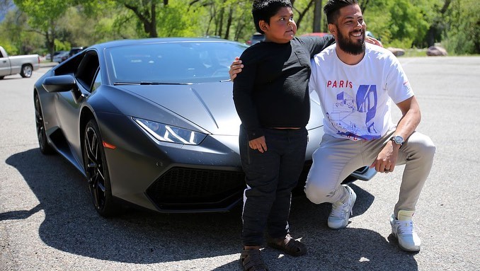 Adrian Zamarripa chụp ảnh c&ugrave;ng chủ nh&acirc;n chiếc Lamborghini Huracan