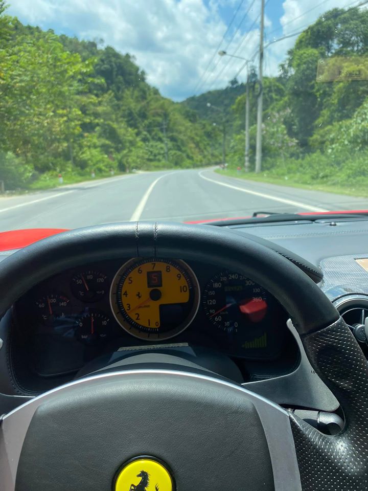 Doanh nh&acirc;n S&agrave;i th&agrave;nh l&aacute;i si&ecirc;u xe Ferrari F430 Spider từ S&agrave;i G&ograve;n l&ecirc;n Đ&agrave; Lạt