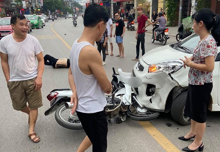 Hiện trường vụ va quẹt xe Kia Morning v&agrave; xe m&aacute;y tại Th&aacute;i Nguy&ecirc;n v&agrave;o chiều nay