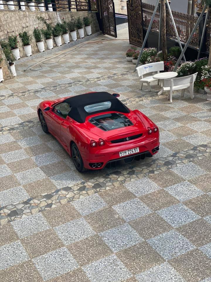 Chiếc Ferrari F430 Spider n&agrave;y từng nằm trong l&ocirc; h&agrave;ng xe của Dũng mặt sắt