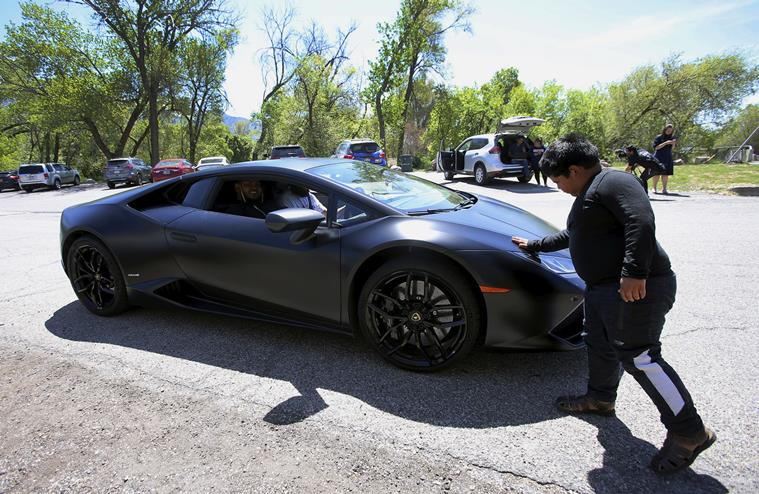 Adrian Zamarripa đang ngắm si&ecirc;u xe Lamborghini ngo&agrave;i đời thực