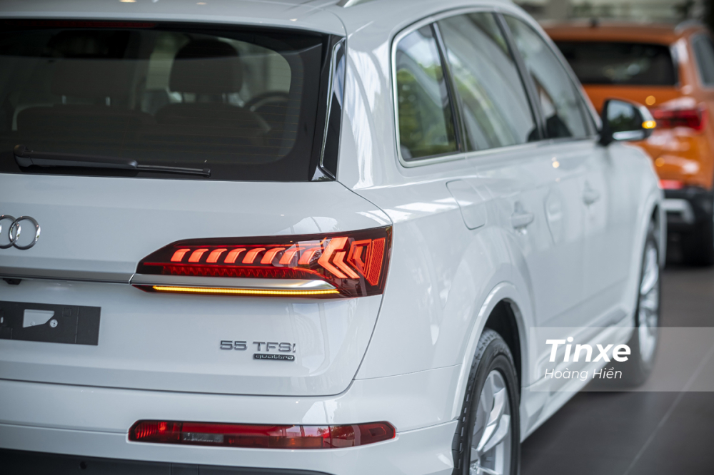 Đ&egrave;n hậu ph&iacute;a sau của Audi Q7 cũng đ&atilde; được t&aacute;i thiết kế thanh mảnh hơn v&agrave; đồng bộ với thiết kế đ&egrave;n chiếu s&aacute;ng ph&iacute;a trước.