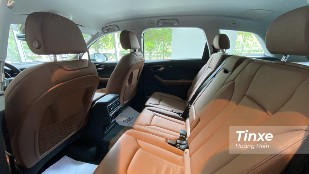 Nhờ k&iacute;ch thước lớn, Audi Q7 2020 sở hữu kh&ocirc;ng gian ngồi tho&aacute;ng đ&atilde;ng cho mọi vị tr&iacute; trong xe.
