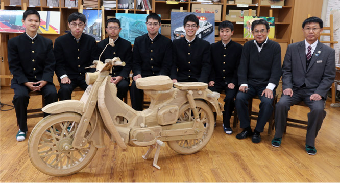Nh&oacute;m 6 học sinh trung học v&agrave; gi&aacute;o vi&ecirc;n hướng dẫn tạo n&ecirc;n chiếc Super Cub bằng b&igrave;a cứng