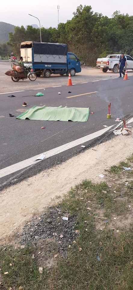 Vụ tai nạn khiến 2 bố con đi xe m&aacute;y tử vong tại chỗ