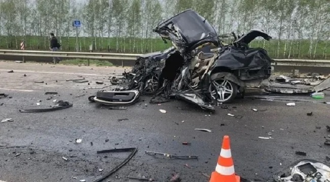 Chiếc ô tô Mercedes-Benz chỉ còn là đống sắt vụn