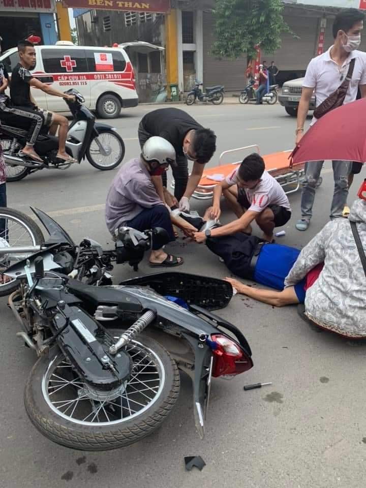 Người đàn ông đi xe máy bị thương khá nặng sau vụ tai nạn
