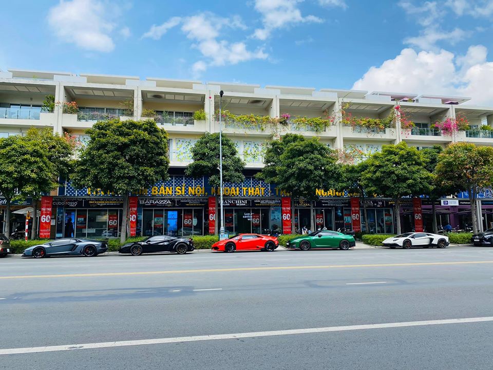 C&aacute;c th&agrave;nh vi&ecirc;n trong đo&agrave;n Car Passion tập trung tại Sala, quận 2 trước khi đi Đ&agrave; Lạt