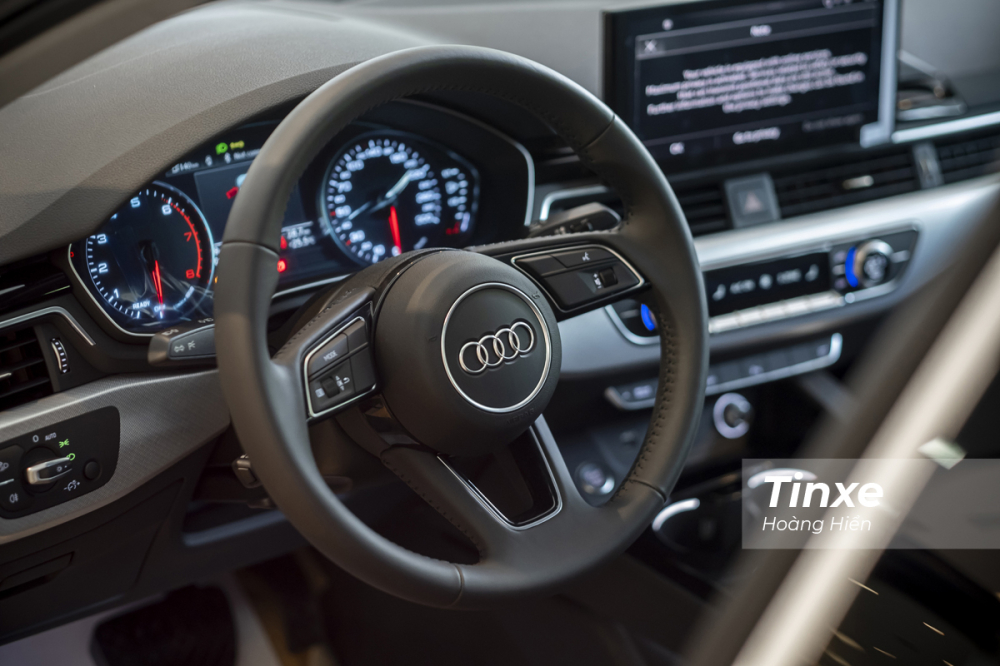 Vô-lăng ba chấu quen thuộc của Audi A4 2020. Vô-lăng ba chấu quen thuộc của Audi A4 2020.