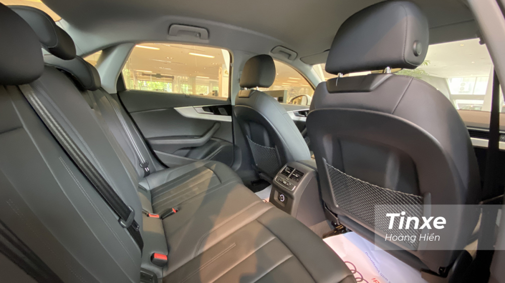 Hàng ghế thứ 2 có không gian khá thoải mái. Tuy nhiên, Audi A4 2020 cũng không có cửa sổ trời. Hàng ghế thứ 2 có không gian khá thoải mái. Tuy nhiên, Audi A4 2020 cũng không có cửa sổ trời.