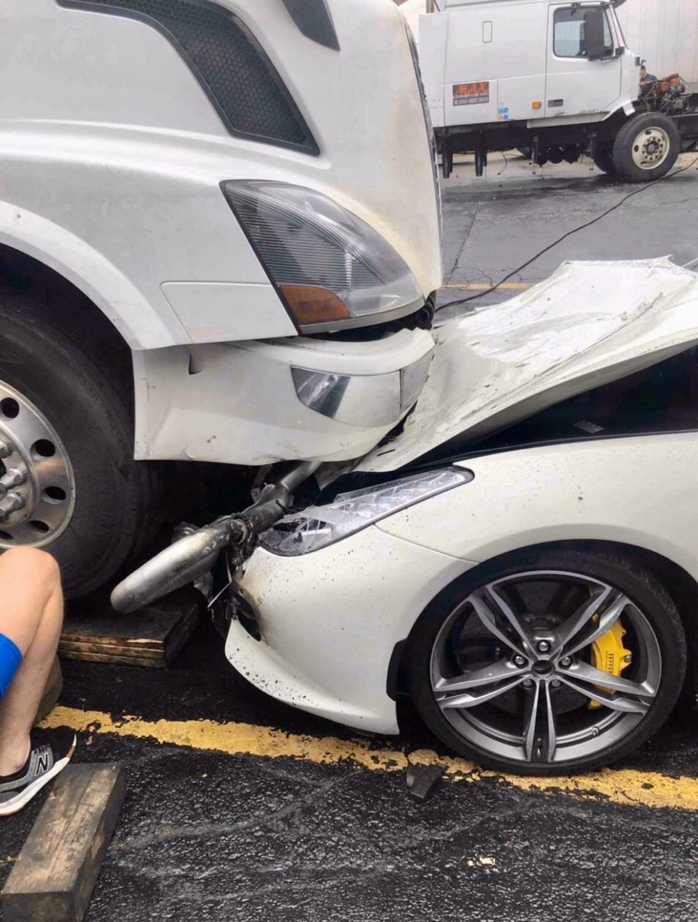 Chiếc Ferrari GTC4Lusso bị hư hỏng đ&aacute;ng kể sau vụ tai nạn