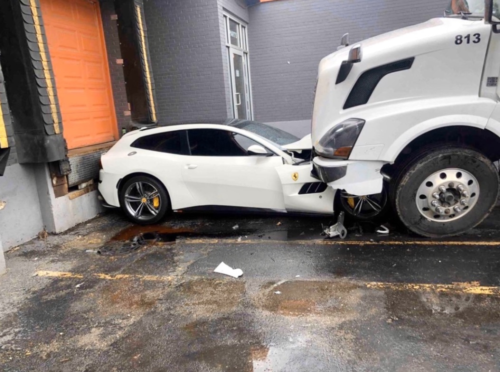 Chiếc xe container tr&egrave;o l&ecirc;n nắp ca-p&ocirc; của chiếc Ferrari GTC4Lusso 