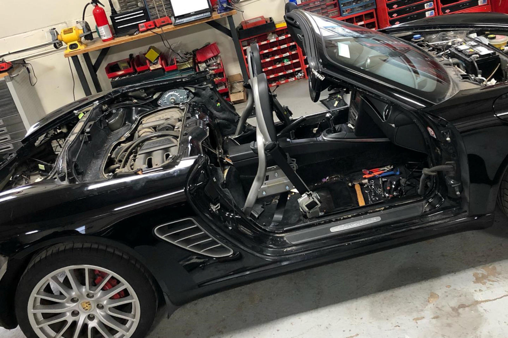 Chiếc Porsche Boxster S bị tháo tung ra Chiếc Porsche Boxster S bị tháo tung ra