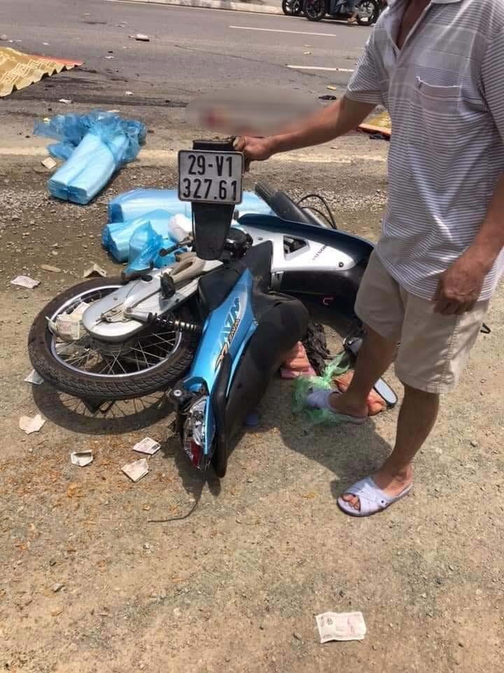 Chiếc xe m&aacute;y của 2 mẹ con tại hiện trường vụ tai nạn