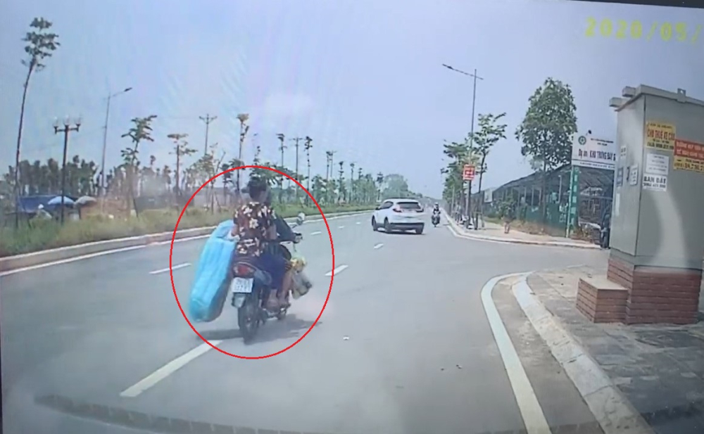 2 mẹ con đi xe m&aacute;y tr&ecirc;n đường BT trước khi vụ tai nạn xảy ra