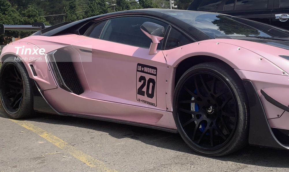 Bên hông và đuôi xe bằng sợi carbon cũng mang đến diện mạo hiếu chiến hơn cho siêu xe độ Lamborghini Aventador Limited Edition 50 của Liberty Walk. Bên hông và đuôi xe bằng sợi carbon cũng mang đến diện mạo hiếu chiến hơn cho siêu xe độ Lamborghini Aventador Limited Edition 50 của Liberty Walk.