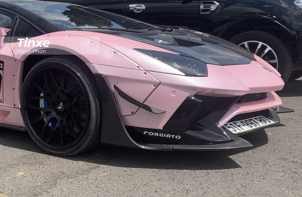 Bộ body kit Lamborghini Aventador Limited Edition 50 vẫn được hãng độ Liberty Walk trình diễn kỹ thuật độ quen thuộc của mình với các vòm bánh xe độ được cố định lên xe bằng đinh tán. Bộ body kit Lamborghini Aventador Limited Edition 50 vẫn được hãng độ Liberty Walk trình diễn kỹ thuật độ quen thuộc của mình với các vòm bánh xe độ được cố định lên xe bằng đinh tán.