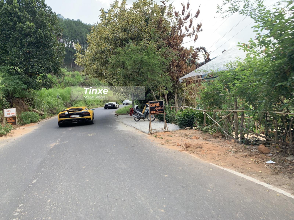 Sau đ&oacute; đo&agrave;n rời resort để di chuyển qu&atilde;ng đường d&agrave;i gần 8 km để v&agrave;o trung t&acirc;m th&agrave;nh phố Đ&agrave; Lạt.