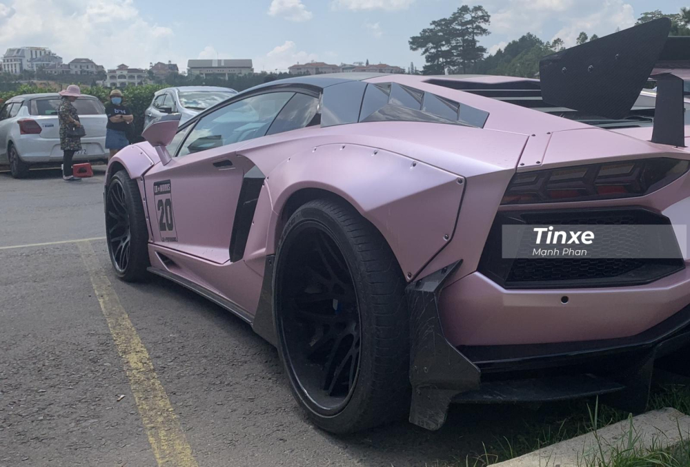 Nguyên bản, siêu xe Lamborghini Aventador LP700-4 sử dụng khối động cơ V12, dung tích 6.5 lít, sản sinh công suất tối đa 700 mã lực và mô-men xoắn cực đại 690 Nm. Nguyên bản, siêu xe Lamborghini Aventador LP700-4 sử dụng khối động cơ V12, dung tích 6.5 lít, sản sinh công suất tối đa 700 mã lực và mô-men xoắn cực đại 690 Nm.