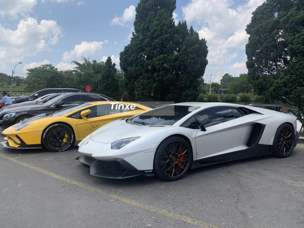  Si&ecirc;u xe Lamborghini Aventador LP700-4 với g&oacute;i độ body kit bản giới hạn LP720-4 50&ordm; Anniversario độc nhất v&ocirc; nhị tại Việt Nam c&ugrave;ng chiếc Lamborghini Aventador S LP740-4 đầu ti&ecirc;n Việt Nam được chủ nh&acirc;n n&acirc;ng cấp g&oacute;i độ với tổng trị gi&aacute; hơn 1,5 tỷ đồng đỗ c&ugrave;ng nhau. 