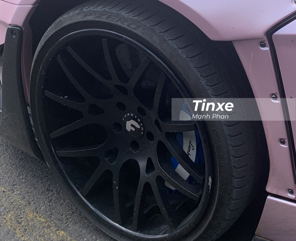 Ngoài ra, chiếc siêu xe Lamborghini Aventador Limited Edition 50 độc nhất Việt Nam còn có bộ mâm Forgiato đa chấu sơn đen nhám kết hợp kẹp phanh màu xanh dương và trắng. Ngoài ra, chiếc siêu xe Lamborghini Aventador Limited Edition 50 độc nhất Việt Nam còn có bộ mâm Forgiato đa chấu sơn đen nhám kết hợp kẹp phanh màu xanh dương và trắng.