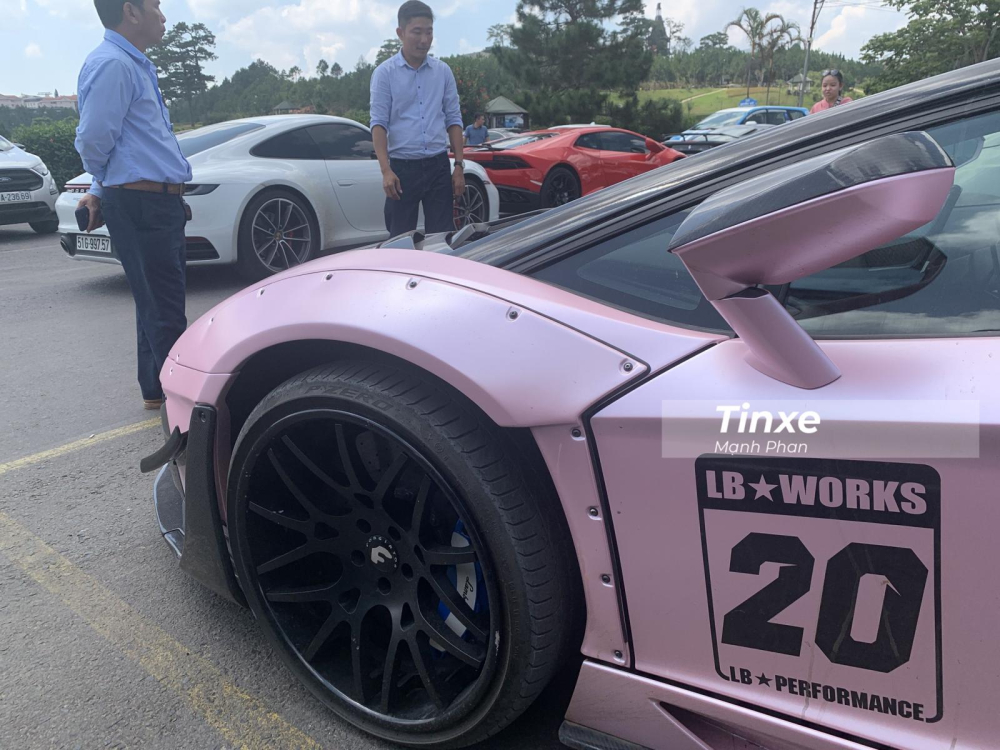 Chưa hết, bên hông chiếc Lamborghini Aventador LP700-4 độ phiên bản giới hạn Liberty Walk tại Việt Nam còn nổi bật hơn với đề-can của hãng độ Nhật Bản cùng con số 20 mang ý nghĩa đây là 1 trong 20 chiếc trên thế giới có bản độ Lamborghini Aventador Limited Edition 50. 30 bộ còn lại dành riêng cho Nhật Bản. Chưa hết, bên hông chiếc Lamborghini Aventador LP700-4 độ phiên bản giới hạn Liberty Walk tại Việt Nam còn nổi bật hơn với đề-can của hãng độ Nhật Bản cùng con số 20 mang ý nghĩa đây là 1 trong 20 chiếc trên thế giới có bản độ Lamborghini Aventador Limited Edition 50. 30 bộ còn lại dành riêng cho Nhật Bản.