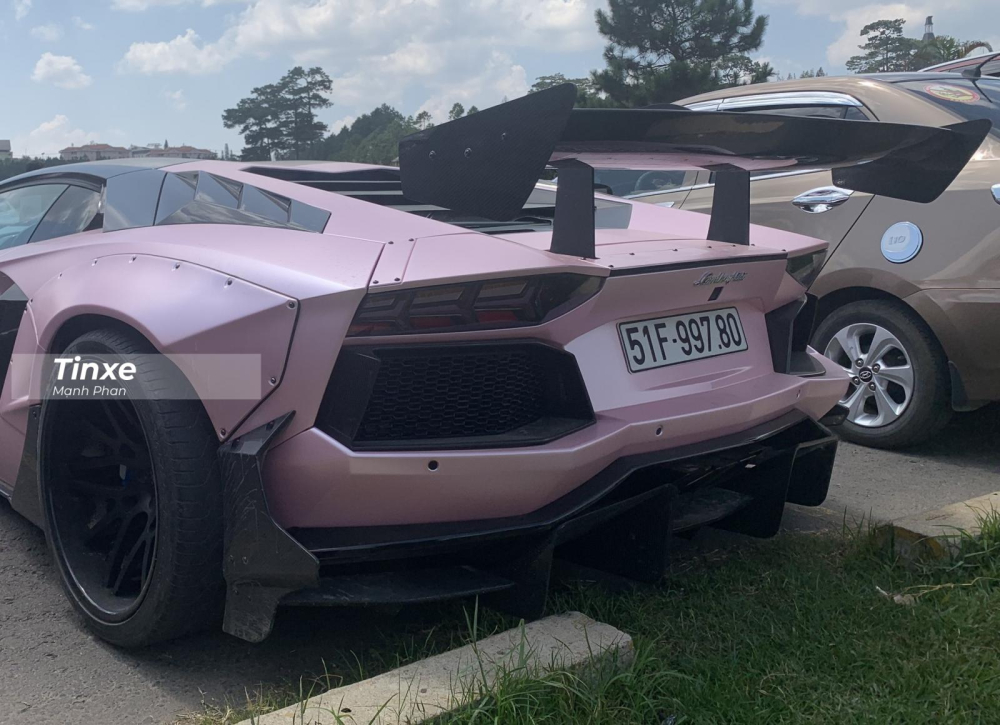 Cận cảnh vẻ đẹp khủng của đuôi xe chiếc Lamborghini Aventador Limited Edition 50 độ Liberty Walk. Cận cảnh vẻ đẹp khủng của đuôi xe chiếc Lamborghini Aventador Limited Edition 50 độ Liberty Walk.
