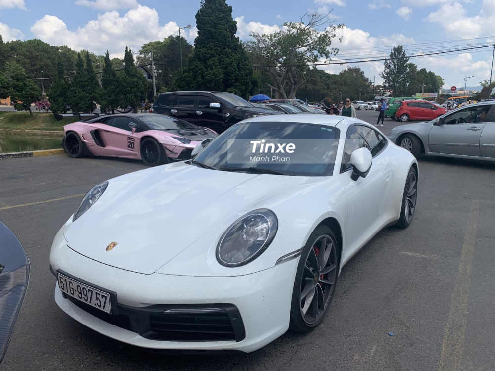 Porsche 911 Carrera S 2020 của Cường Đ&ocirc;-la v&agrave; ph&iacute;a xa l&agrave; chiếc si&ecirc;u xe Lambroghini Aventador LP700-4 độ Liberty Walk của th&agrave;nh vi&ecirc;n Car Passion nhưng sinh sống tại Đ&agrave; Lạt.