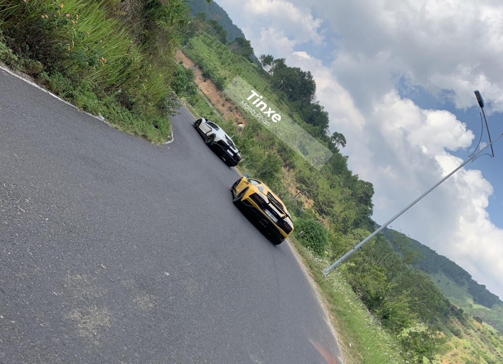 Cặp đ&ocirc;i si&ecirc;u xe Lamborghini Aventador đang vượt đường đ&egrave;o để v&agrave;o th&agrave;nh phố Đ&agrave; Lạt.