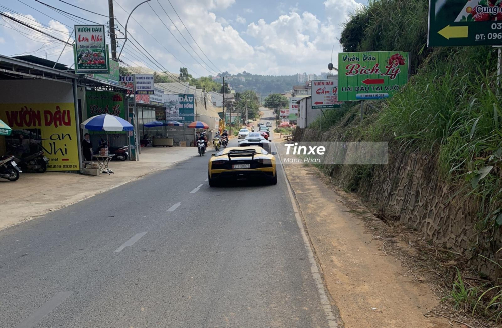 H&agrave;ng d&agrave;i đo&agrave;n si&ecirc;u xe của c&aacute;c th&agrave;nh vi&ecirc;n Car Passion nối đu&ocirc;i di chuyển tr&ecirc;n đường.