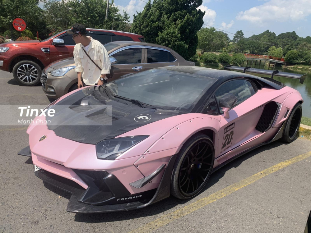 Sự có mặt của chiếc siêu xe Lamborghini Aventador LP700-4 độ phiên bản giới hạn Liberty Walk bên cạnh dàn siêu xe của đoàn Car Passion tại hồ Xuân Hương vào sáng ngày 9 tháng 5 năm 2020 đã nhận không ít sự quan tâm của người dân cũng như các bạn trẻ đang du lịch tại đây. Sự có mặt của chiếc siêu xe Lamborghini Aventador LP700-4 độ phiên bản giới hạn Liberty Walk bên cạnh dàn siêu xe của đoàn Car Passion tại hồ Xuân Hương vào sáng ngày 9 tháng 5 năm 2020 đã nhận không ít sự quan tâm của người dân cũng như các bạn trẻ đang du lịch tại đây.