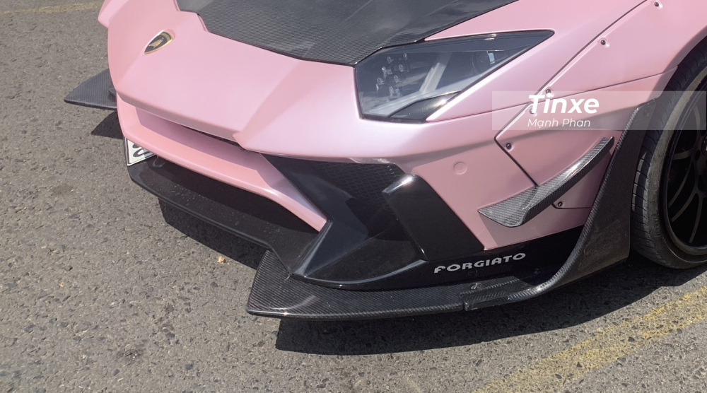 Hai bên đầu xe được Liberty Walk trang bị thêm các vây cá bằng sợi carbon. Cánh lướt gió mới với kích thước Hai bên đầu xe được Liberty Walk trang bị thêm các vây cá bằng sợi carbon. Cánh lướt gió mới với kích thước khủng ở đầu...