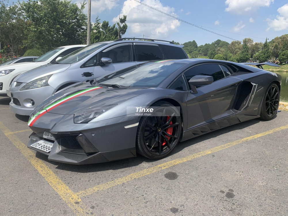 Chiếc si&ecirc;u xe Lambroghini Aventador LP700-4 độ Novitec mang biển số tứ qu&yacute; 9 của nước bạn L&agrave;o do trưởng đo&agrave;n Car Passion điều khiển đỗ 1 m&igrave;nh 1 b&oacute;ng.