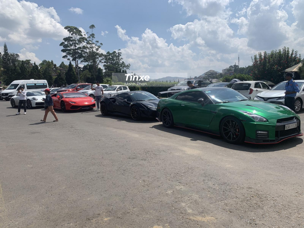 Hơn 10 giờ s&aacute;ng nay, đo&agrave;n si&ecirc;u xe Car Passion dừng ch&acirc;n tại một qu&aacute;n c&agrave; ph&ecirc; gần hồ Xu&acirc;n Hương.