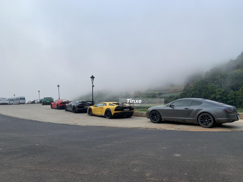 Th&uacute; vị nhất l&agrave; một chiếc Bentley Continental Supersports được cho di chuyển từ B&igrave;nh Định v&agrave;o Đ&agrave; Lạt để họp mặt c&ugrave;ng đo&agrave;n Car Passion.