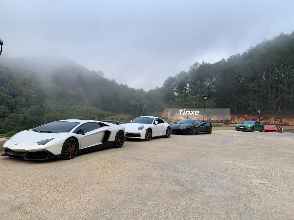 Việc nh&oacute;m chơi si&ecirc;u xe Car Passion bất ngờ tổ chức một h&agrave;nh tr&igrave;nh ngắn từ S&agrave;i G&ograve;n đi Đ&agrave; Lạt v&agrave;o ng&agrave;y 8 th&aacute;ng 5 năm 2020 đ&atilde; g&acirc;y sự ch&uacute; &yacute; cho c&aacute;c bạn trẻ m&ecirc; xe. Kh&ocirc;ng &iacute;t người đ&atilde; đứng chờ đo&agrave;n si&ecirc;u xe n&agrave;y ở cao tốc hay dưới ch&acirc;n đ&egrave;o Prenn để tận mắt đo&agrave;n si&ecirc;u xe hơn trăm tỷ đồng n&agrave;y.